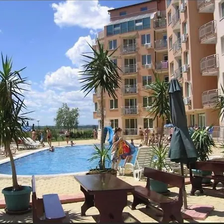 Family In Sunny Lägenhet Slăntjev Brjag